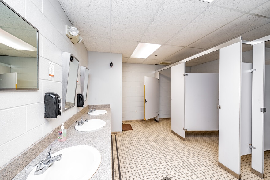 More Photos Of 1094 Suffield St, Agawam Light Manufacturing For Sale