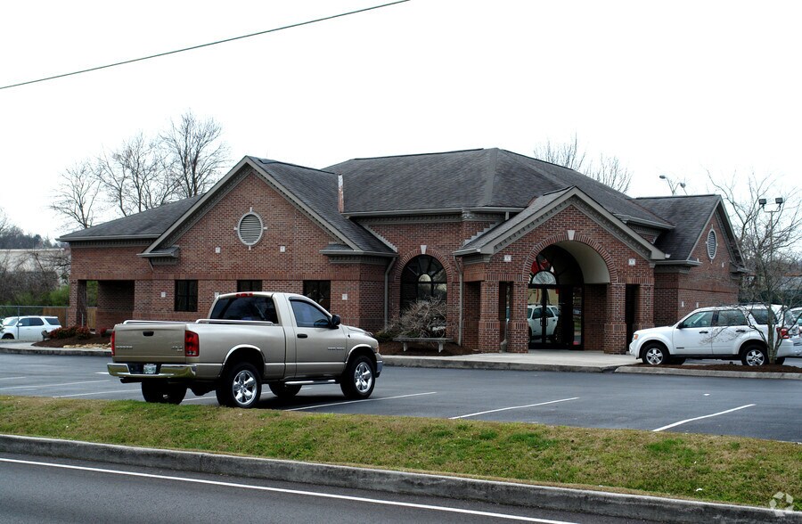 Primary Photo Of 5201 Schubert Rd, Knoxville Bank For Lease