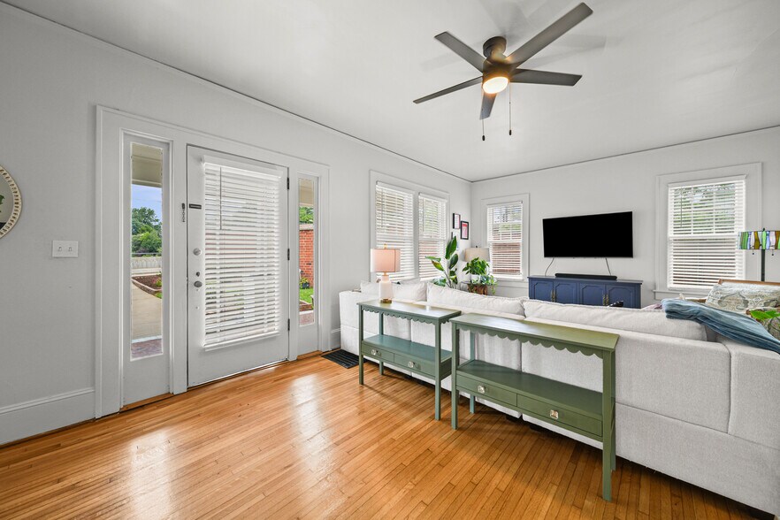More Photos Of 610 Hawthorne Ln, Charlotte Office Residential For Sale