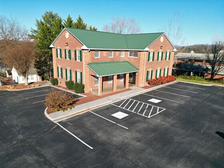 More Photos Of 5 W Back St, Fincastle Office For Lease