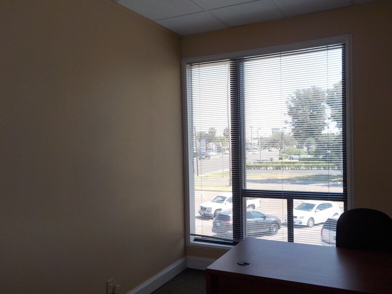 More Photos Of 3700 N 10th St, McAllen Office For Lease