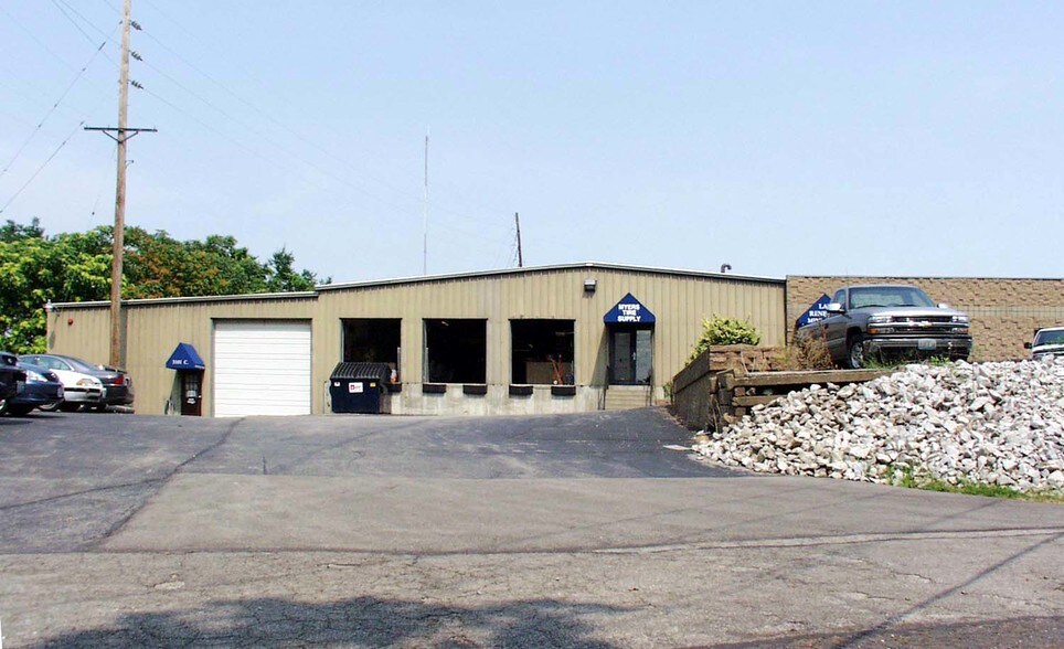 More Photos Of 3047 Bartold Ave, Maplewood Warehouse For Lease