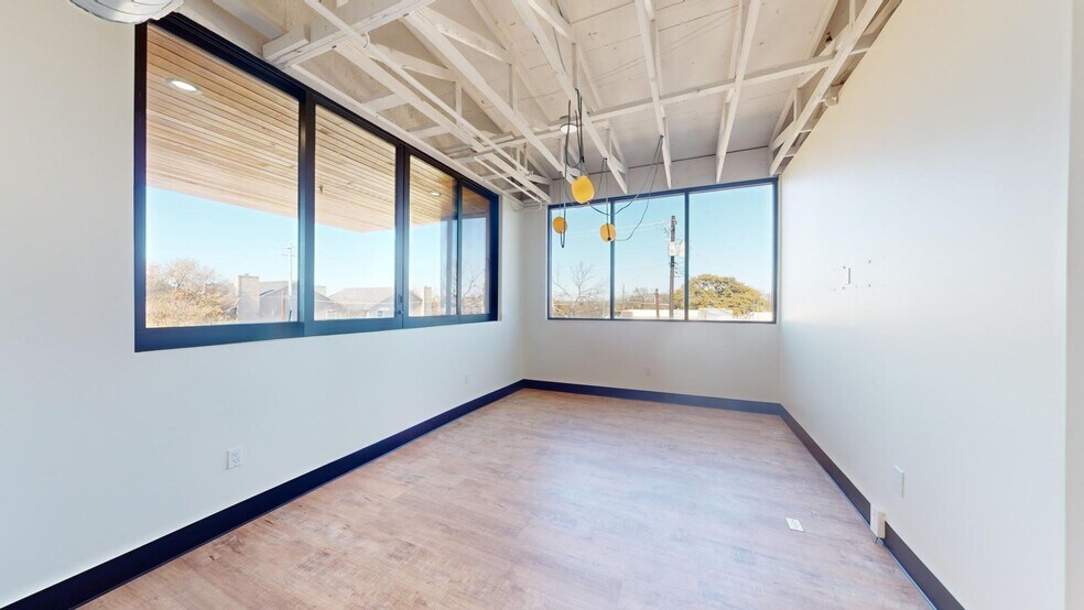 More Photos Of 5621 Emerald Forest Dr, Austin Restaurant For Lease