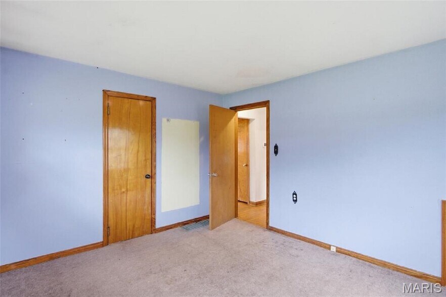 More Photos Of 5912 N Belt W, Belleville Flex For Sale