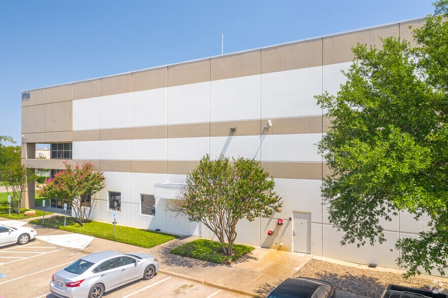 More Photos Of 2722 S Jupiter Rd, Garland Warehouse For Lease