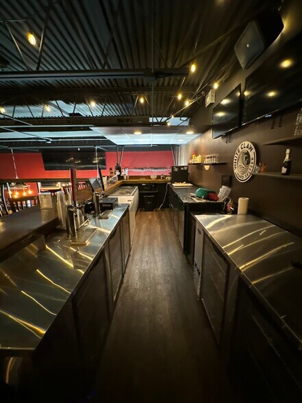 More Photos Of 201 E Center St, Tarpon Springs Bar For Lease