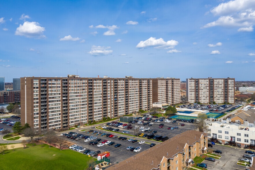 More Photos Of 5441 N East River Rd, Chicago Apartments For Lease
