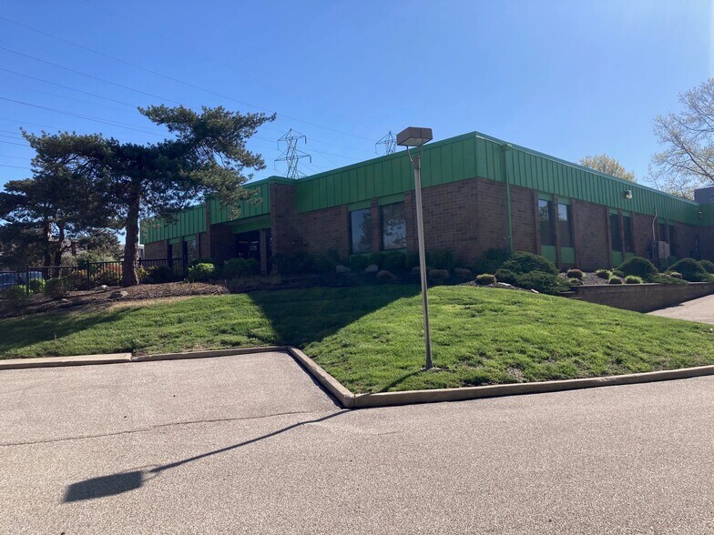 More Photos Of 7830 Freeway Cir, Middleburg Heights Office For Sale