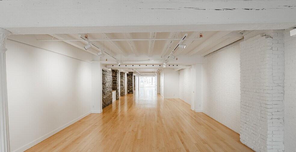 More Photos Of 364 Rue Saint-Paul O, Montréal Storefront Retail Office For Sale