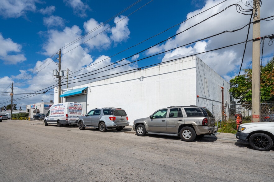 More Photos Of 2585 NW 21st Ter, Miami Warehouse For Lease