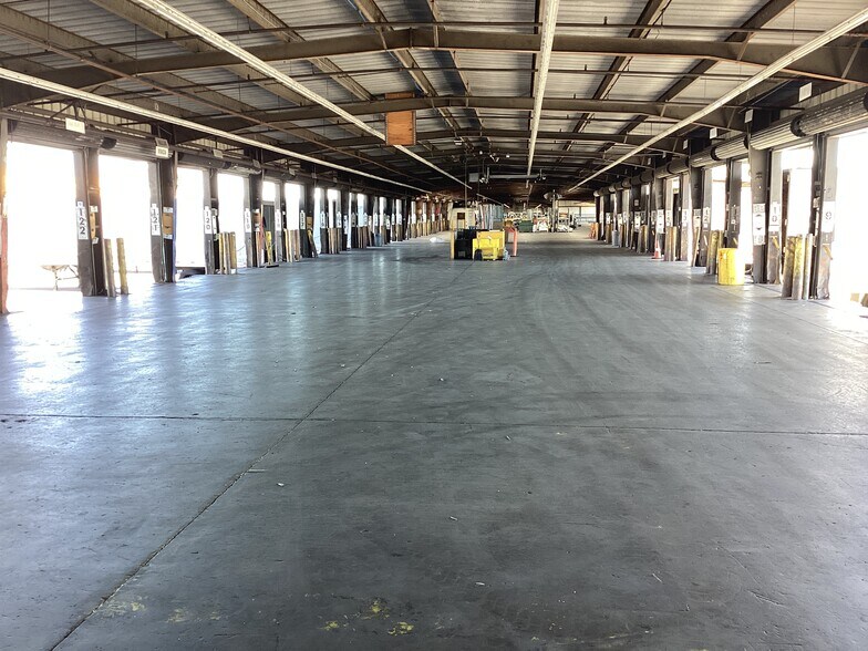 More Photos Of 3050 Teagarden St, San Leandro Truck Terminal For Lease