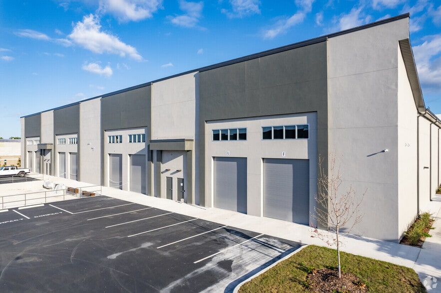 More Photos Of 5620 W Linebaugh Ave, Tampa Warehouse For Lease