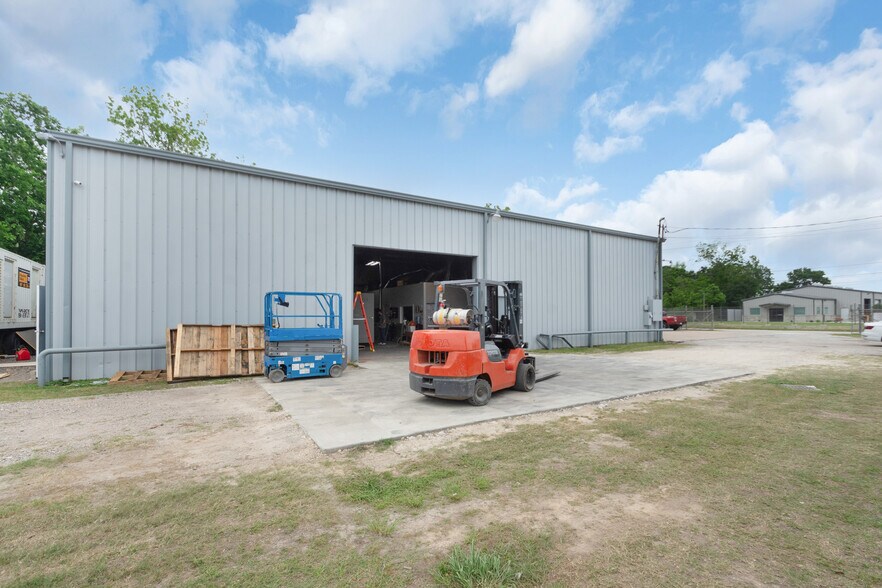 More Photos Of 7322 Almeda Genoa Rd, Houston Warehouse For Lease