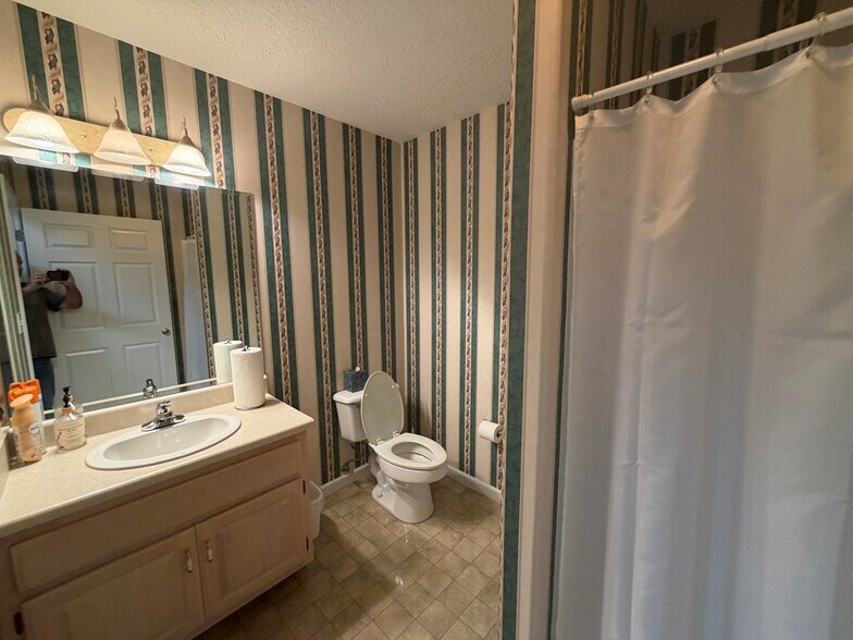 More Photos Of 730 E Second St, Blue Ridge Office For Sale