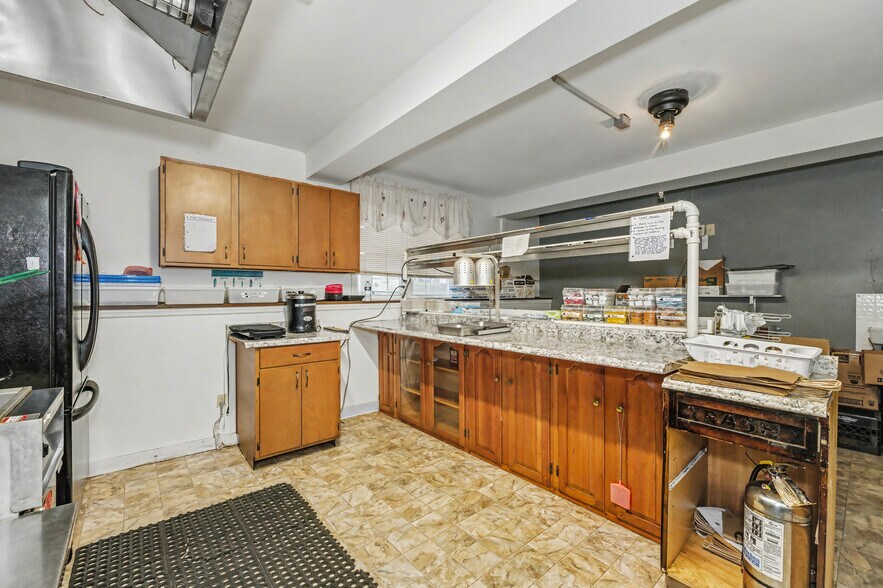 More Photos Of 5 John St, Nassau Freestanding For Sale