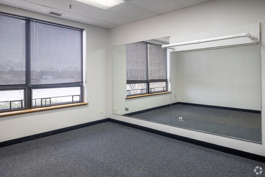 More Photos Of 3105 N Wilke Rd, Arlington Heights Medical For Sale