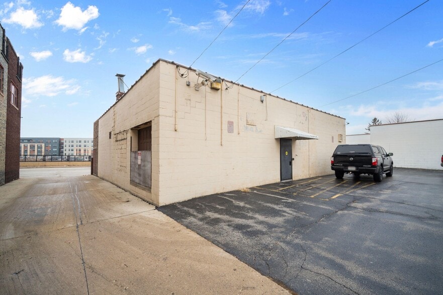 More Photos Of 1319 N 12th St, Milwaukee Service For Sale