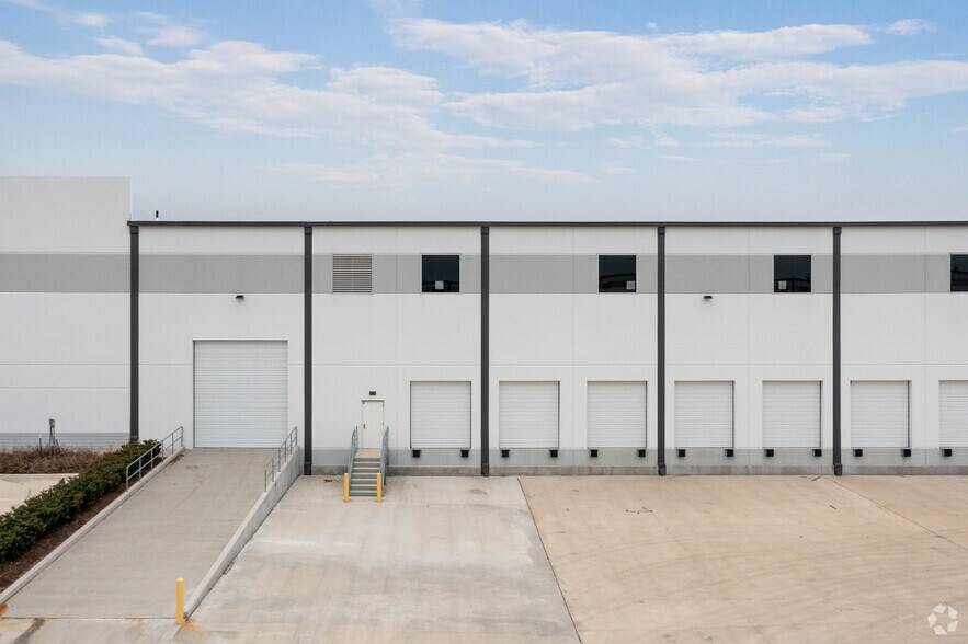More Photos Of 10591 Red Bluff Rd, Pasadena Warehouse For Lease