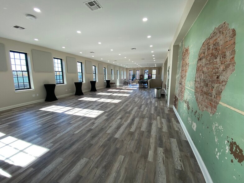 More Photos Of 117 San Augustine St, Center Office Residential For Sale