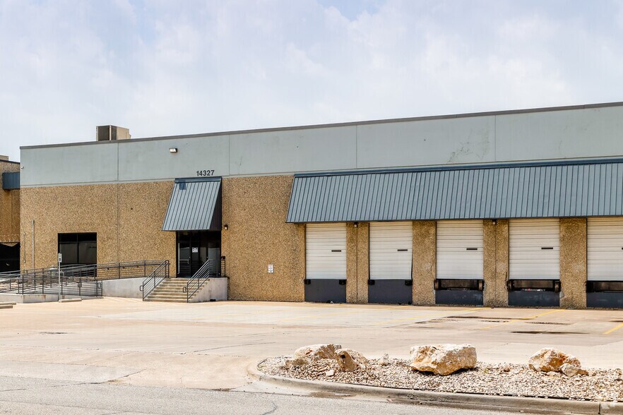 More Photos Of 14327 Gillis Rd, Dallas Distribution For Lease