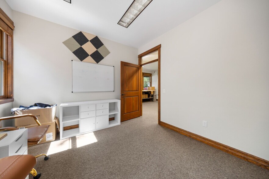 More Photos Of 750 Buckaroo Trl, Sisters Office For Sale