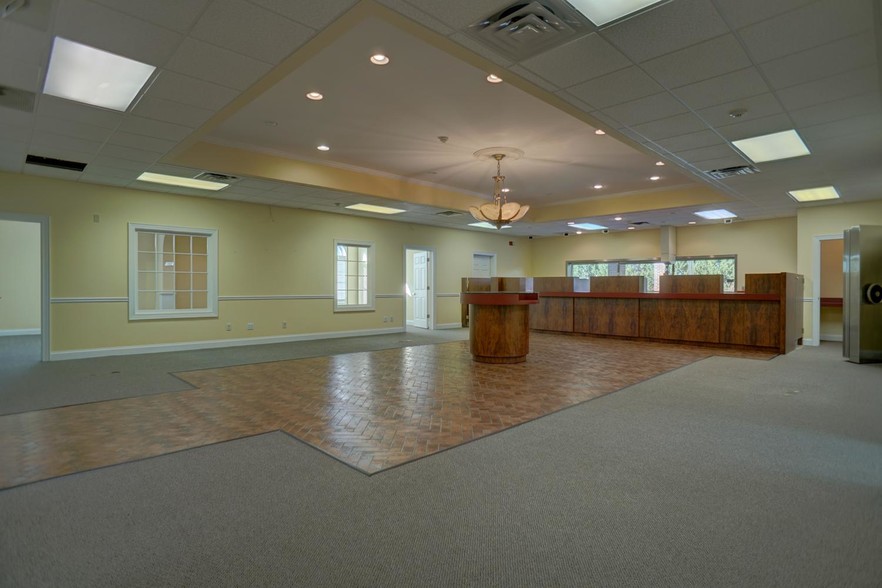 More Photos Of 100 Colony Park Dr, Cumming Bank For Lease