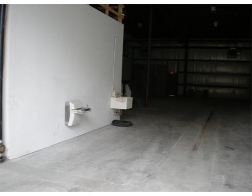 More Photos Of 147 Revolutionary Dr, East Taunton Warehouse For Lease