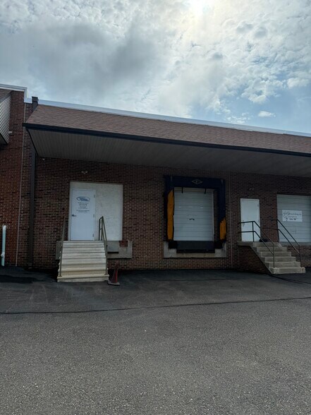 More Photos Of 11 Penns Trl, Newtown Light Distribution For Lease