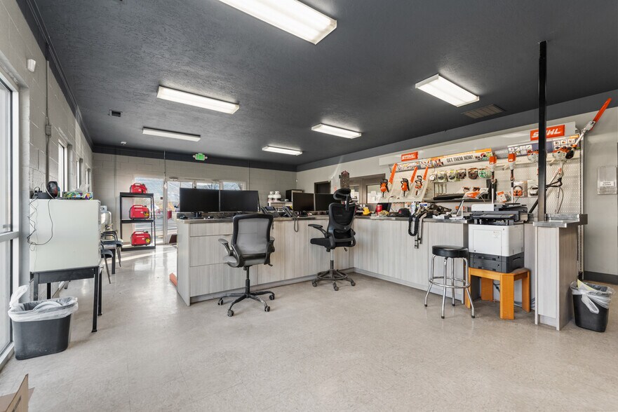 More Photos Of 1299 W State Rd, Pleasant Grove Veterinarian Kennel For Sale