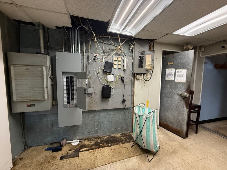 More Photos Of 643 Chandler St, Worcester Restaurant For Lease