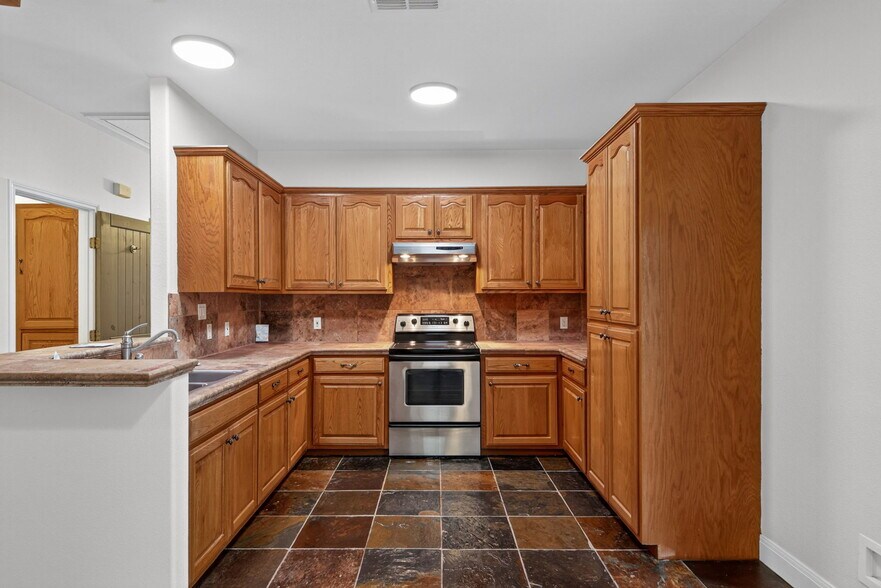 More Photos Of 2234 Highway 90 w, Castroville Flex For Sale