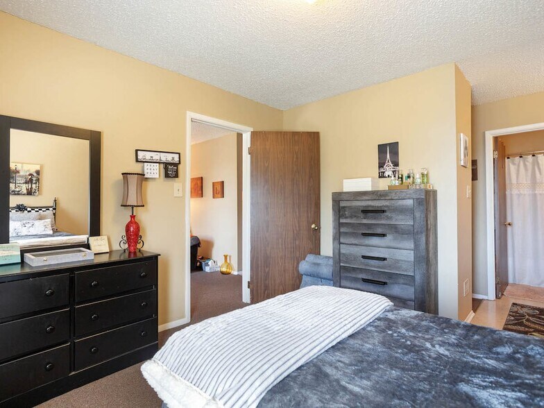 More Photos Of 100 Village Sq, Russellville Apartments For Sale