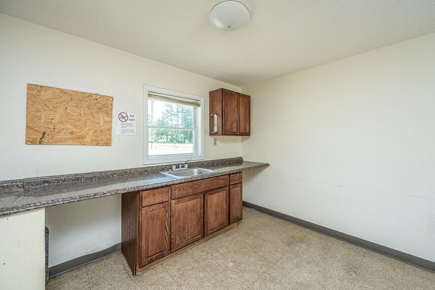 More Photos Of 1058 Edgewater Rd, Pineville Hotel For Sale