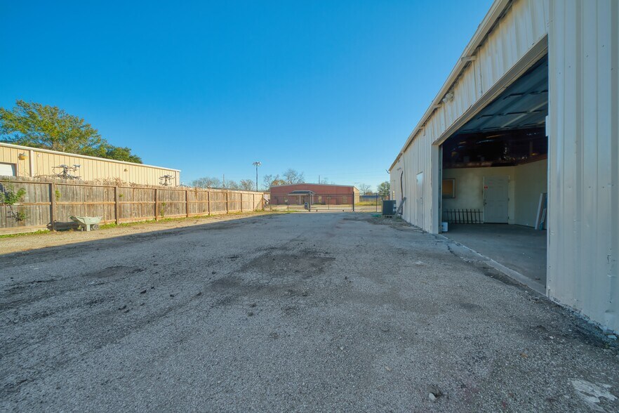 More Photos Of 9206 Thomasville Dr, Houston Warehouse For Sale
