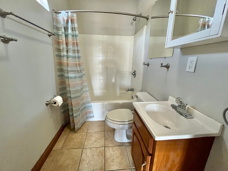 More Photos Of 1085 W Main St, Troy Medical For Sale