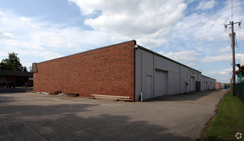 More Photos Of 11156-11174 Downs Rd, Pineville Light Distribution For Lease