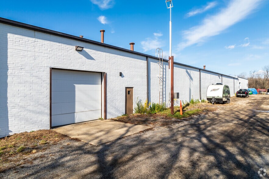 More Photos Of 330 E Route 22, Lake Zurich Warehouse For Lease