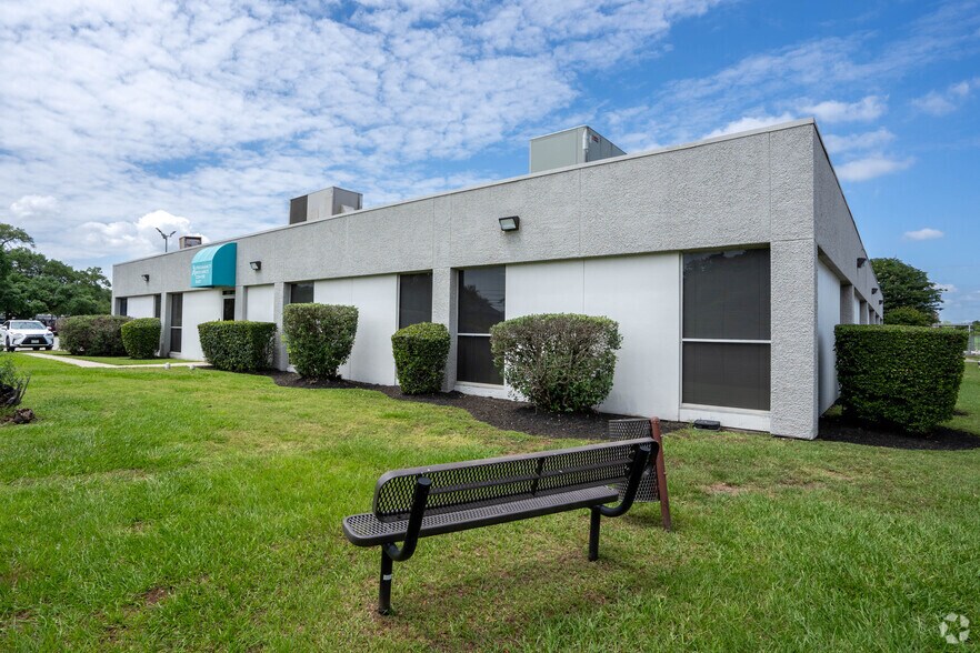 More Photos Of 1610 James Bowie Dr, Baytown Unknown For Lease