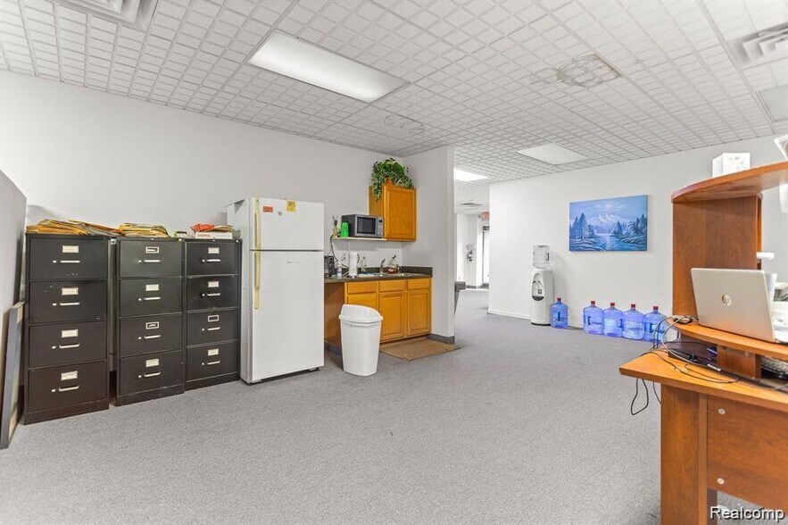 More Photos Of 3020 Oakwood Blvd, Melvindale Office For Sale