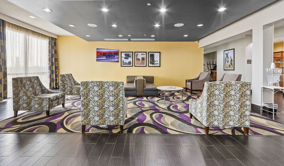 More Photos Of 203 E Highway 90, Luling Hotel For Sale