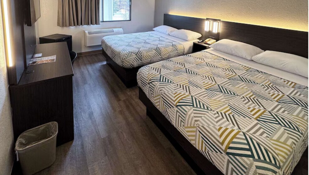 More Photos Of 1535 W Milwaukee Ave, Glenview Hotel For Sale