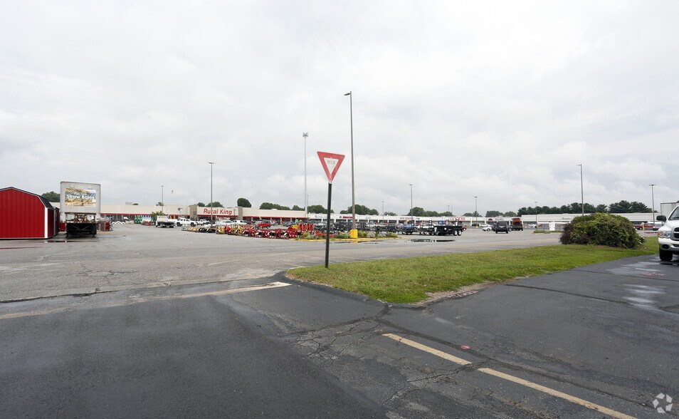 More Photos Of 1608-1800 S Ohio St, Martinsville General Retail For Lease