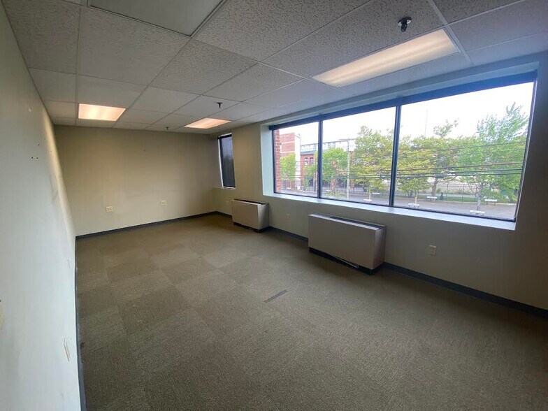 More Photos Of 228 Maple St, Manchester Office For Lease