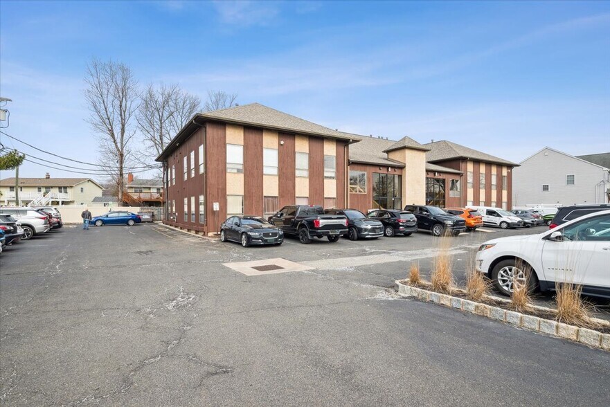 More Photos Of 495 Union Ave, Middlesex Medical For Lease