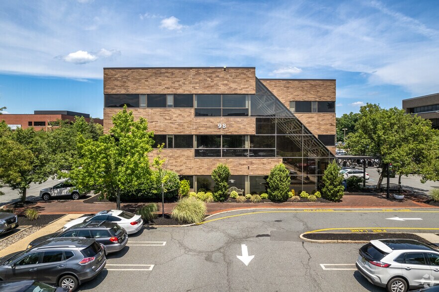 More Photos Of 98 James St, Edison Medical For Lease