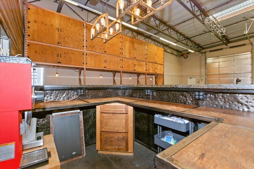 More Photos Of 7970 Cherry Ave, Fontana Showroom For Lease