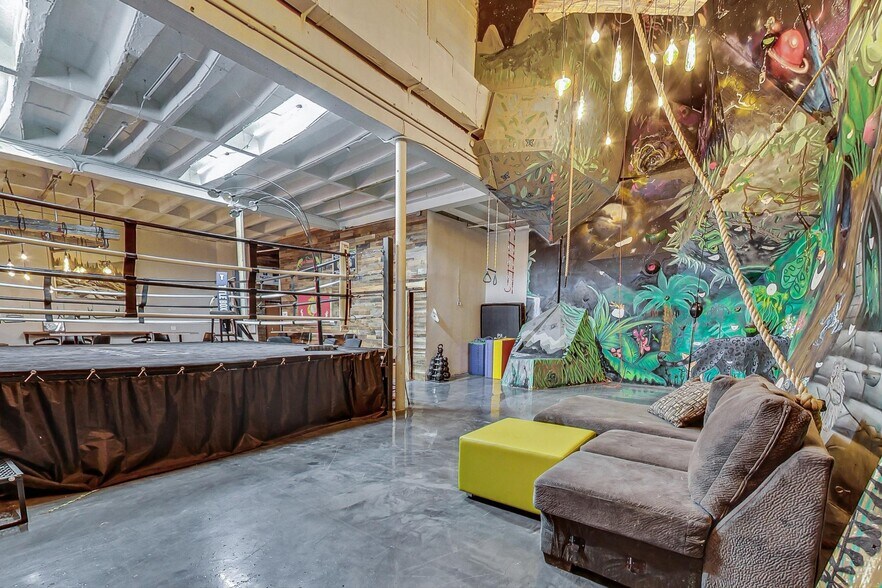 More Photos Of 3693-3705 W Grand Ave, Chicago Warehouse For Sale