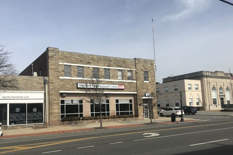More Photos Of 1 W Main St, Smithtown Storefront Retail Office For Lease