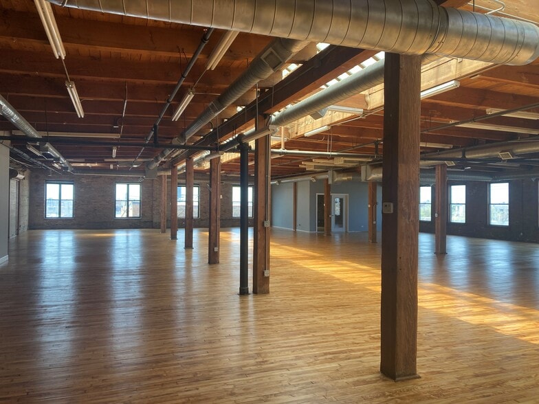 More Photos Of 346 N Justine St, Chicago Light Distribution For Lease