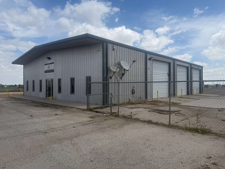 More Photos Of 2011-S Crane, Odessa Warehouse For Lease